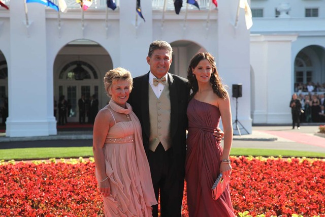 Gov_and_mrs_manchin_and_jennifer_garner_standard