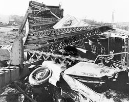 Silver_bridge_wreckage_medium